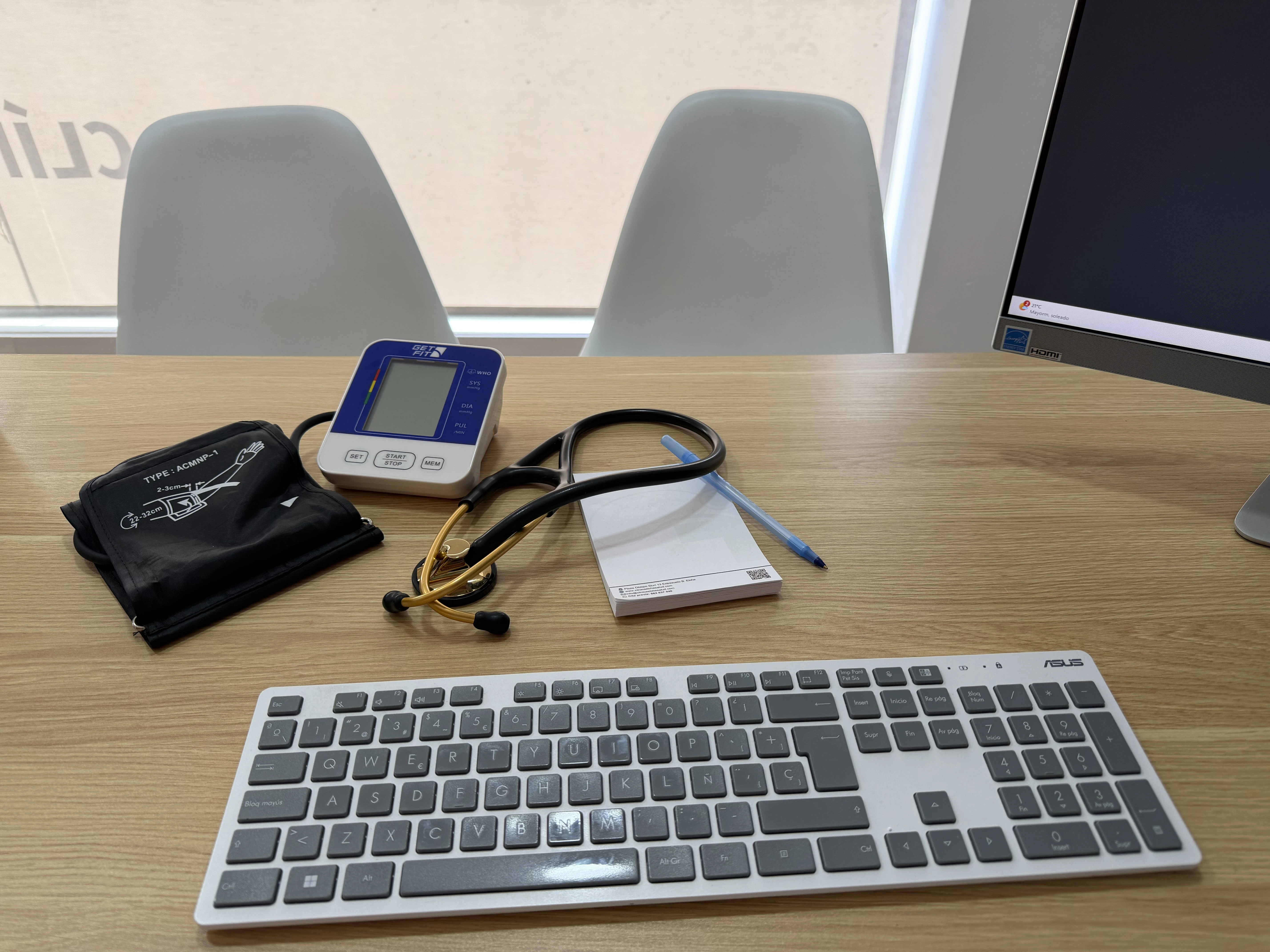 Consulta cardiológica en Elche — escritorio con estetoscopio y tensiómetro