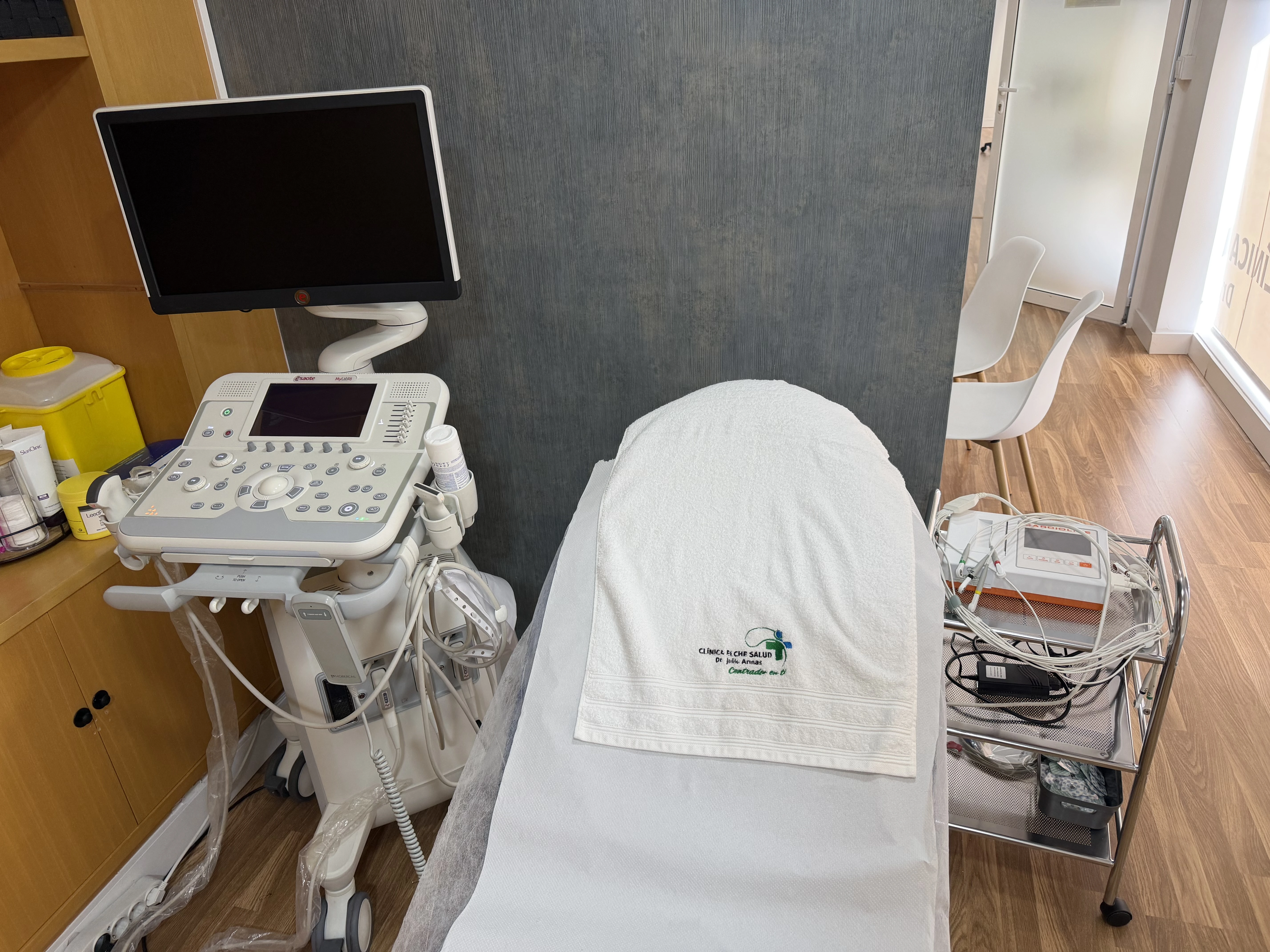 Ecocardiógrafo Doppler color en consulta cardiológica Elche — Clínica Elche Salud